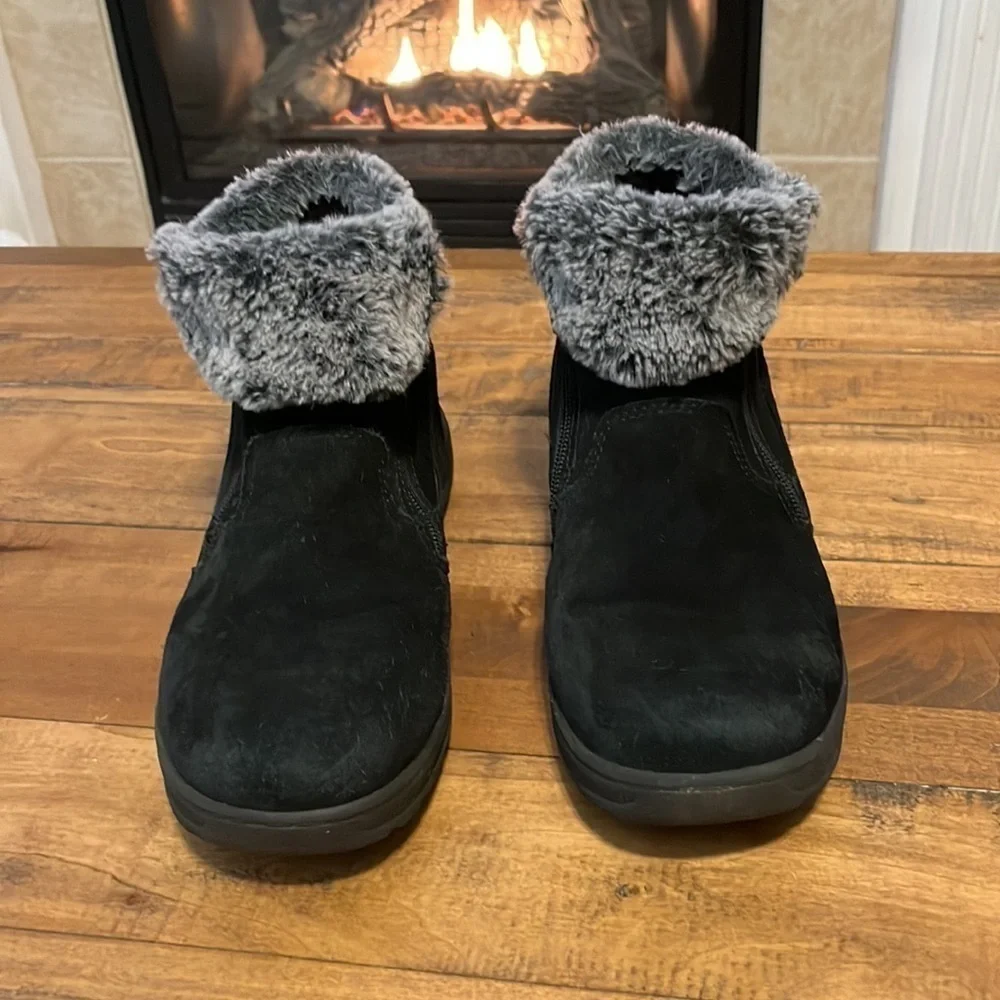 𝅺khombu black suede snow boots with faux fur trim, size 9, good condition